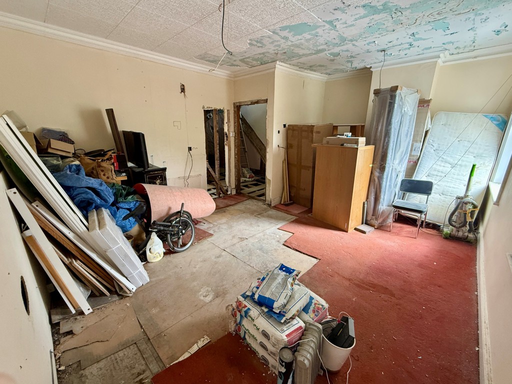 Lot: 40 - THREE-BEDROOM MAISONETTE FOR COMPLETE REFURBISHMENT - Living room